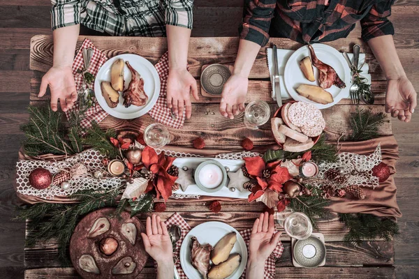 Flat-lay de amigos manos comiendo y bebiendo juntos. Vista superior — Foto de Stock