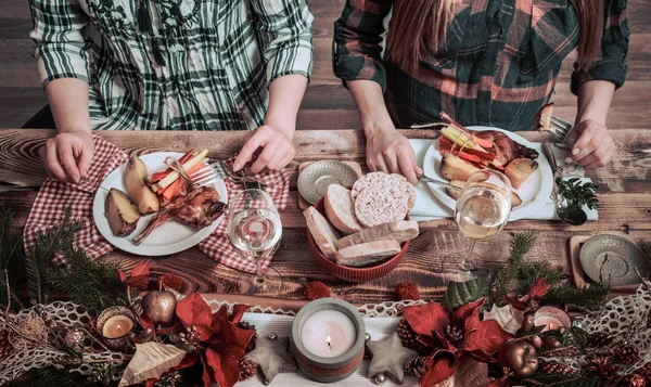 Flat-lay de amigos manos comiendo y bebiendo juntos. Vista superior — Foto de Stock