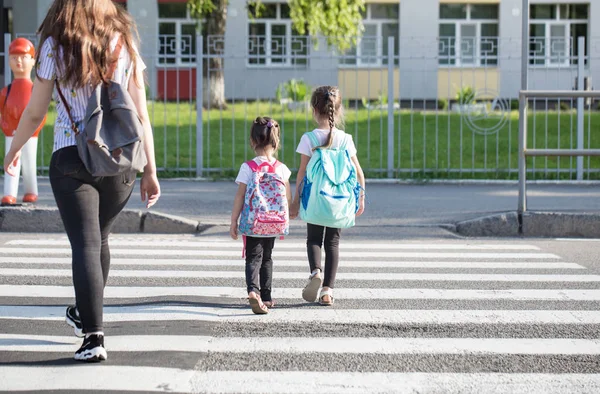 Zurück zum Schulpädagogischen Konzept mit Mädchen, Grundschüler — Stockfoto