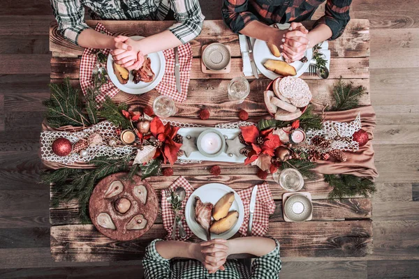 Flat-lay de amigos manos comiendo y bebiendo juntos. Vista superior — Foto de Stock