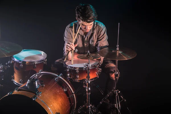 Músico tocando bateria, fundo preto e bela suave ligh — Fotografia de Stock