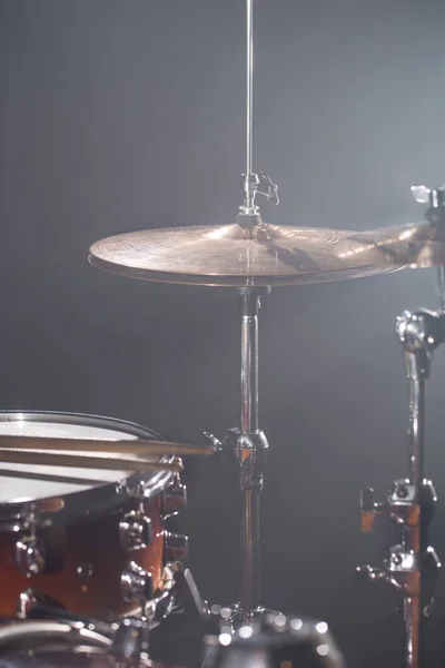 Drum Set in einem dunklen Raum vor dem Hintergrund des Rampenlichts. a — Stockfoto