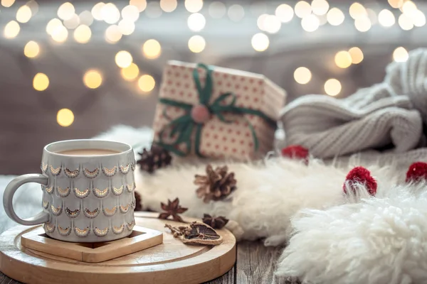 Xícara de café sobre luzes de Natal bokeh em casa na mesa de madeira w — Fotografia de Stock