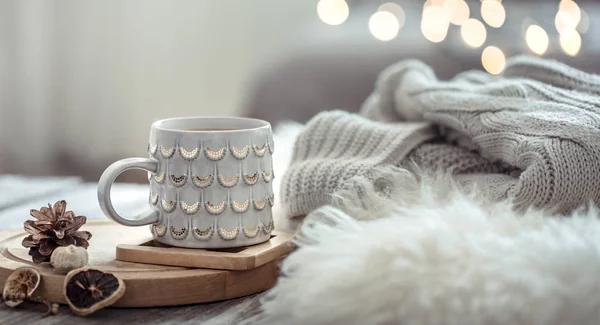 Tazza di caffè sopra le luci di Natale bokeh in casa sul tavolo di legno w — Foto Stock