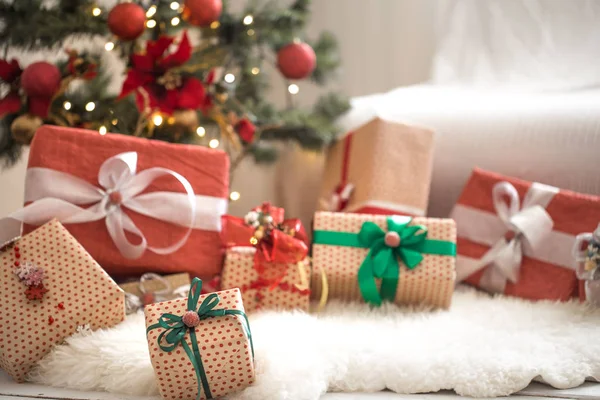 Pilha de presentes de Natal sobre fundo de luz na mesa de madeira — Fotografia de Stock