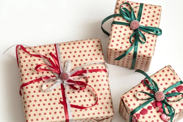 Composition de Noël de diverses boîtes-cadeaux enveloppées dans un pap artisanal — Photo
