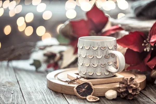 Φλιτζάνι καφέ πάνω από τα Χριστουγεννιάτικα φωτάκια bokeh στο σπίτι σε ξύλινο τραπέζι w — Φωτογραφία Αρχείου