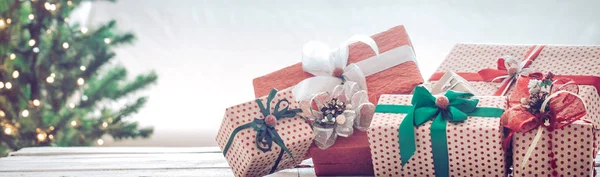 Купа різдвяних подарунків на світлому фоні на дерев'яному столі — стокове фото