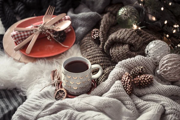 Yatakta bir fincan çay ile rahat Noel sabahı. Hala yaşam sahnesi — Stok fotoğraf