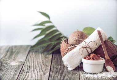 Çiçekler ve havlular ile Spa ve sağlıklı yaşam ortamı. Parlak kompozit