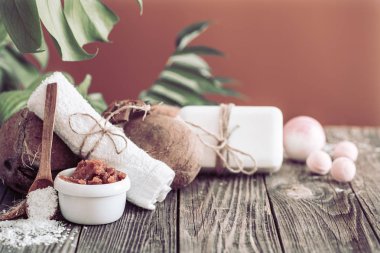 Çiçekler ve havlular ile Spa ve sağlıklı yaşam ortamı. Parlak kompozit