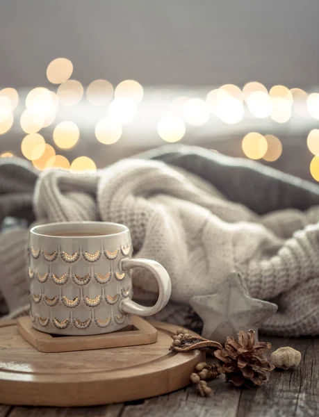 Tasse à café sur les lumières de Noël bokeh dans la maison sur la table en bois w — Photo