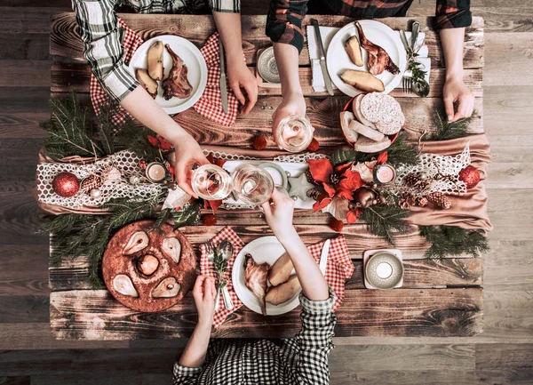 Flat-lay de amigos manos comiendo y bebiendo juntos. Vista superior de la gente teniendo fiesta, reuniéndose, celebrando juntos en la mesa rústica de madera — Foto de Stock