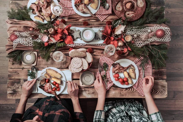 Flat-lay de amigos manos comiendo y bebiendo juntos. Vista superior de la gente teniendo fiesta, reuniéndose, celebrando juntos en la mesa rústica de madera — Foto de Stock