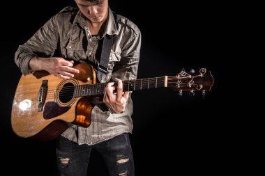Gitarist, müzik. Genç bir adam bir blac üzerinde akustik gitar oynar