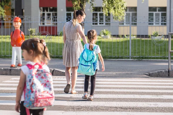 Powrót do koncepcji edukacji szkolnej z dziewczynką dla dzieci, elementarne stadniny — Zdjęcie stockowe