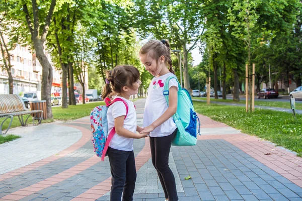 Powrót do koncepcji edukacji szkolnej z dziewczynką dla dzieci, elementarne stadniny — Zdjęcie stockowe