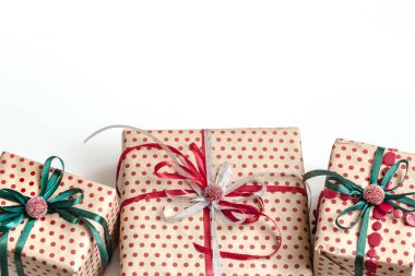 Zanaat PAP sarılmış çeşitli hediye kutuları Noel kompozisyon