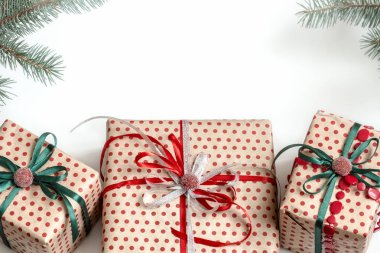 Zanaat PAP sarılmış çeşitli hediye kutuları Noel kompozisyon