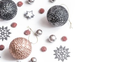 Beyaz arka plan izometrik Noel veya yeni yıl aksesuarları 