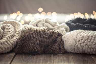 Noel ışıkları üzerinde kış kazak ahşap ta evde bokeh