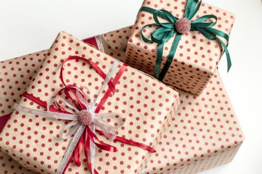 Zanaat PAP sarılmış çeşitli hediye kutuları Noel kompozisyon