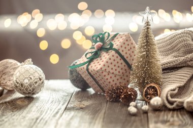 Evde Noel ışıkları bokeh üzerinde Noel ağacı süslemeleri o