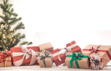 Noel ışıkları ve Noel t üzerinde Noel hediyeleri Yığını