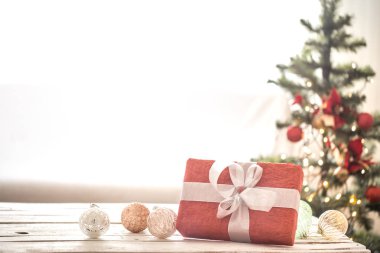Noel ışıkları ve Noel ağacı o üzerinde Kırmızı Noel hediyesi