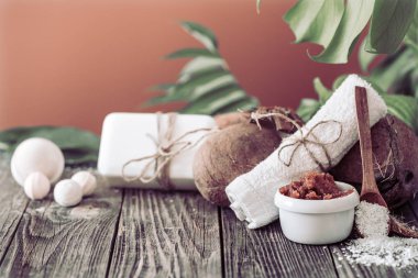 Çiçekler ve havlular ile Spa ve sağlıklı yaşam ortamı. Parlak kompozit