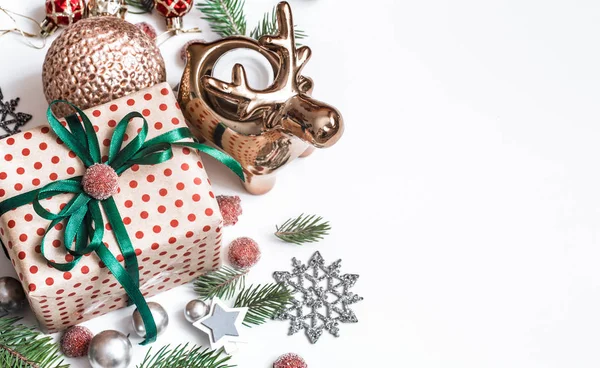 Composição de Natal. Presentes, ramos de abeto, decorações vermelhas — Fotografia de Stock