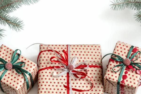 Karácsonyi összetétele különböző díszdobozok csomagolva kézműves pap — Stock Fotó