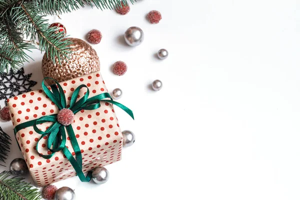 Vánoční skladba. Dary, jedle stromové větve, červené dekorace — Stock fotografie