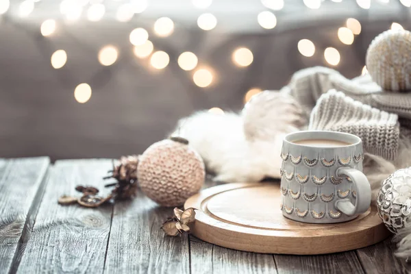 Taza de café sobre luces de Navidad bokeh en casa en la mesa de madera w —  Fotos de Stock