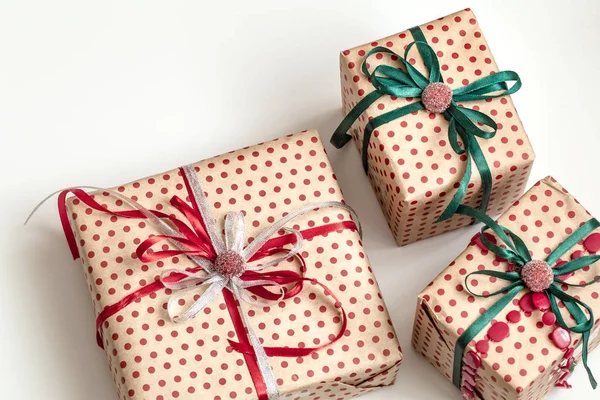 Composição de Natal de várias caixas de presente envoltas em pap artesanal — Fotografia de Stock