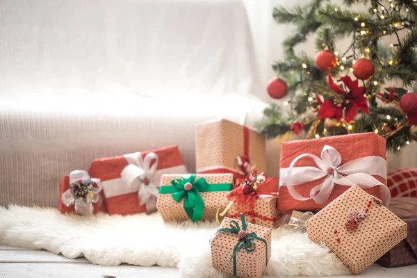 Regalos de Navidad sobre luces de Navidad y árbol de Navidad en l —  Fotos de Stock