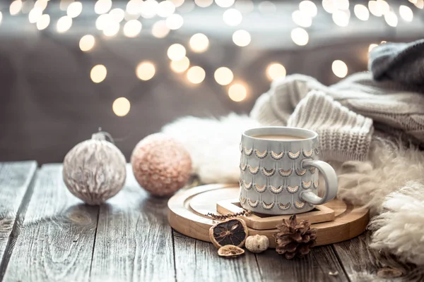 Noel ışıkları üzerinde kahve bardağı ahşap masa w evde bokeh — Stok fotoğraf