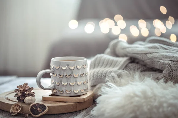 Tasse à café sur les lumières de Noël bokeh dans la maison sur la table en bois w — Photo