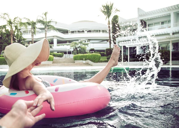 Жінка відпочиває на надувному колі в басейні — стокове фото