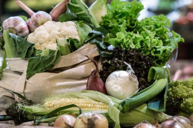Hafta sonu çiftçi pazarında pamuk torba içinde taze olgun organik brokoli, yeşillik ve sebze salatası ekran