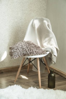 güzel bir saksı ve dekoratif öğeleri ile ev sandalye