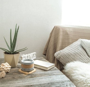 Ahşap bir masa üzerinde dekoratif öğeler ile ev iç.