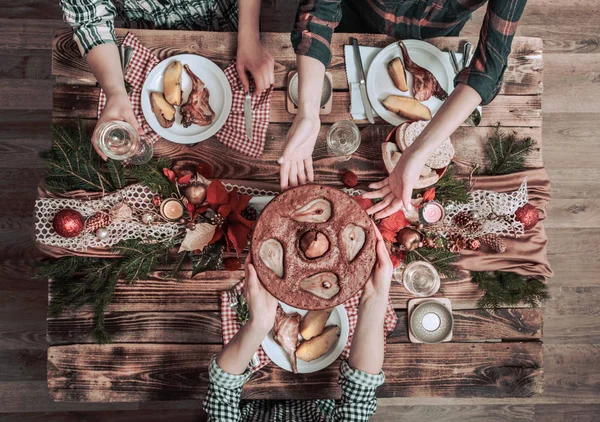 Flat-lay przyjaciół ręce jedzenia i picia razem. Widok z góry osób mających imprezę, gromadzenie, świętowanie razem na drewnianym stole rustykalnym — Zdjęcie stockowe