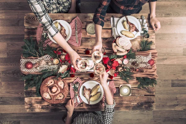 Flat-lay de amigos manos comiendo y bebiendo juntos. Vista superior de la gente teniendo fiesta, reuniéndose, celebrando juntos en la mesa rústica de madera — Foto de Stock