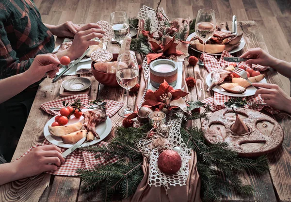 Flat-lay przyjaciół ręce jedzenia i picia razem. Widok z góry osób mających imprezę, gromadzenie, świętowanie razem na drewnianym stole rustykalnym — Zdjęcie stockowe