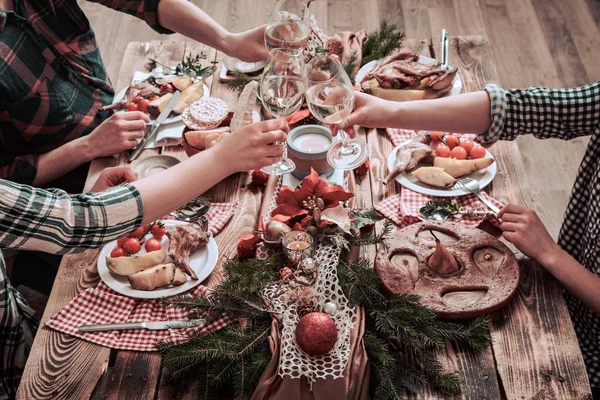 Flat-lay of friends hands eating and drinking together. Top view of people having party, gathering, celebrating together at wooden rustic table — Stock Photo, Image