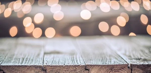 Χριστουγεννιάτικο φόντο διακοπών με άδειο ξύλινο τραπέζι πάνω από εορταστική bokeh φως διακοσμήσει. — Φωτογραφία Αρχείου