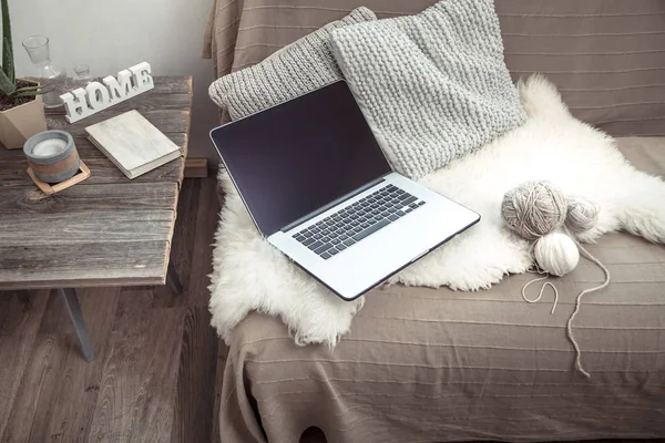 Arbeta hemma med en dator på soffan — Stockfoto