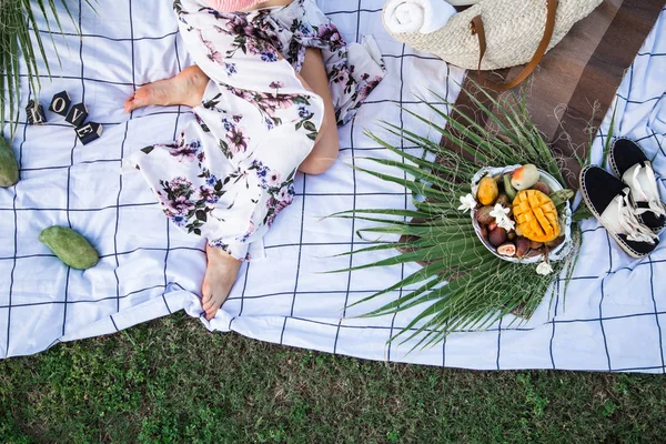 Piquenique de verão, menina com um prato de frutas — Fotografia de Stock