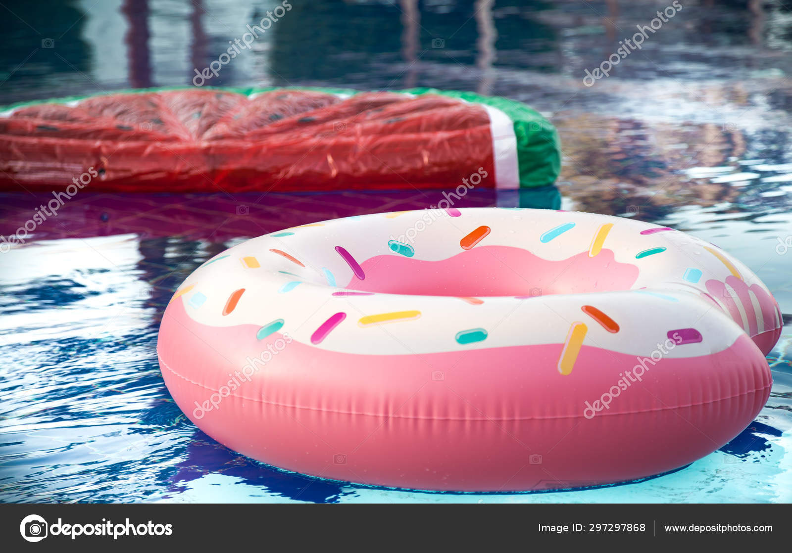 Sense of guilt bush Awaken Acessórios infláveis para nadar na piscina fotos, imagens de © puhimec  #297297868